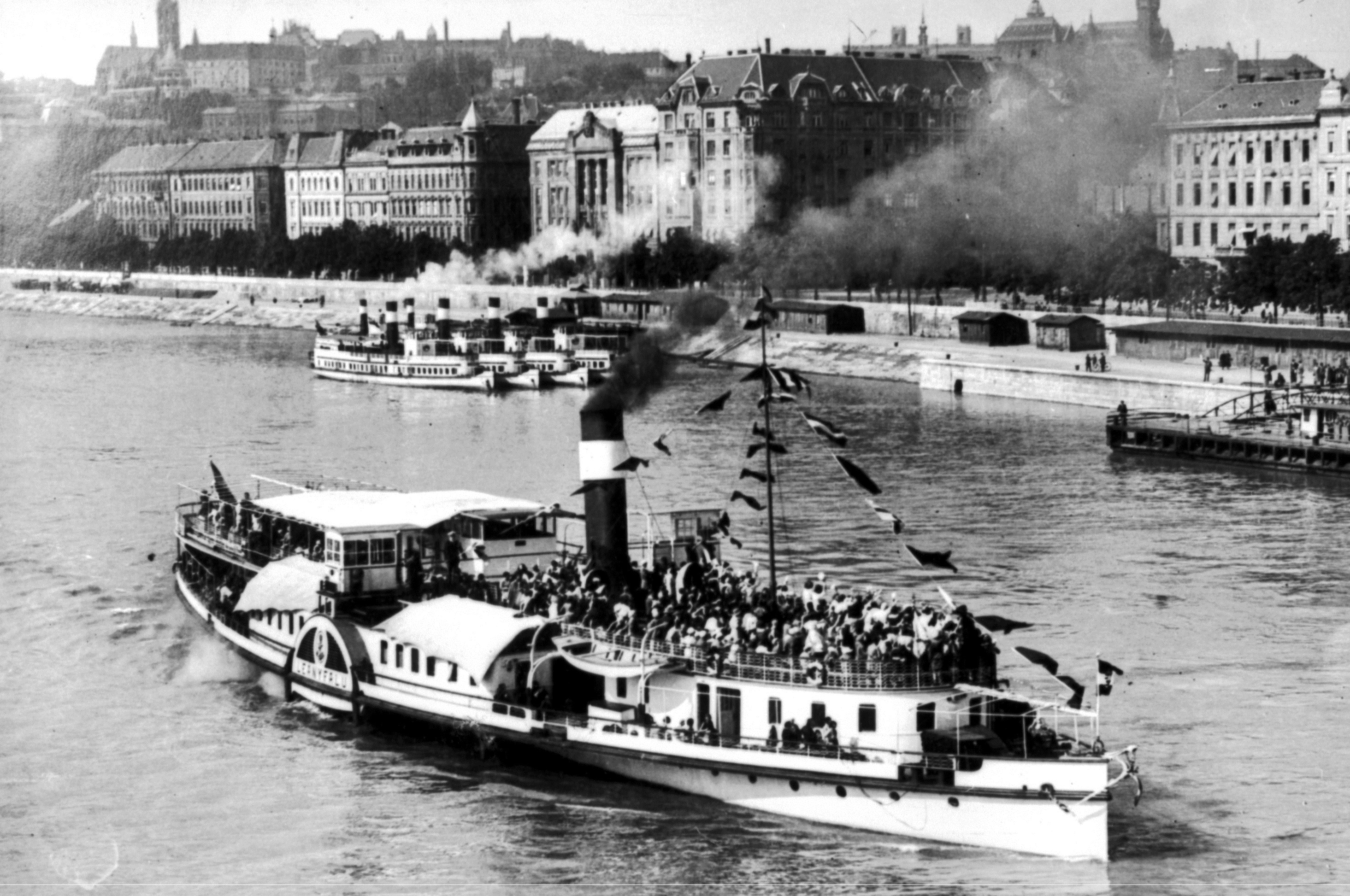 A Kossuth hajó 1953 előtt (Fotó: Közlekedési Múzeum Adattára)